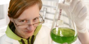 Forscherin mit Algenkultur im Schüttelkolben